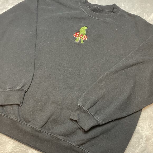 Frog Sitting on a Toadstool Mushroom Sweatshirt Size 2XL Black Embroidered - Picture 1 of 6